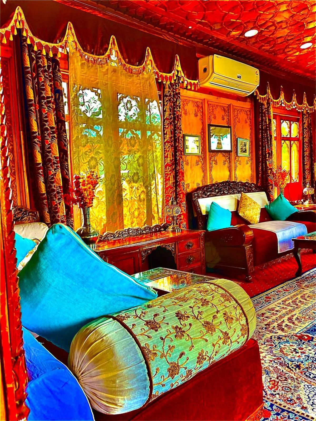 Отель Crown Of India Group Of Houseboats Сринагар Экстерьер фото