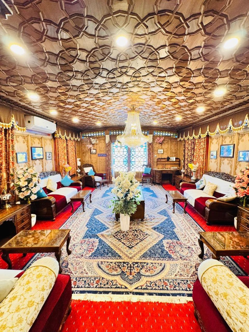 Отель Crown Of India Group Of Houseboats Сринагар Экстерьер фото