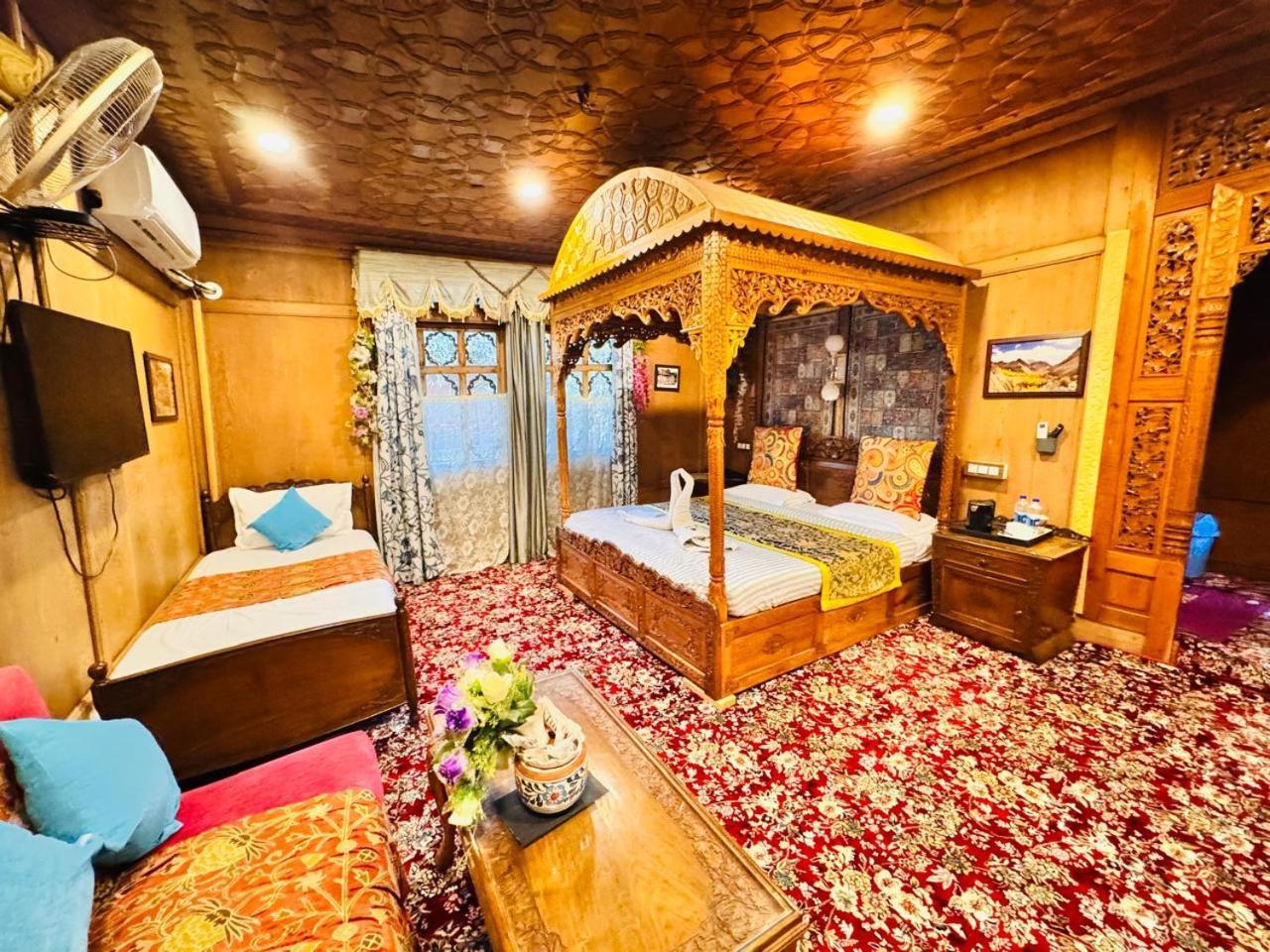 Отель Crown Of India Group Of Houseboats Сринагар Экстерьер фото