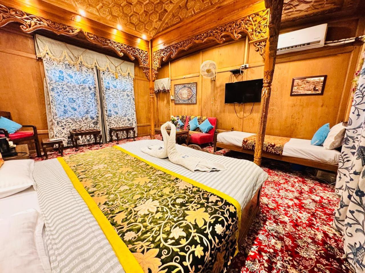 Отель Crown Of India Group Of Houseboats Сринагар Экстерьер фото