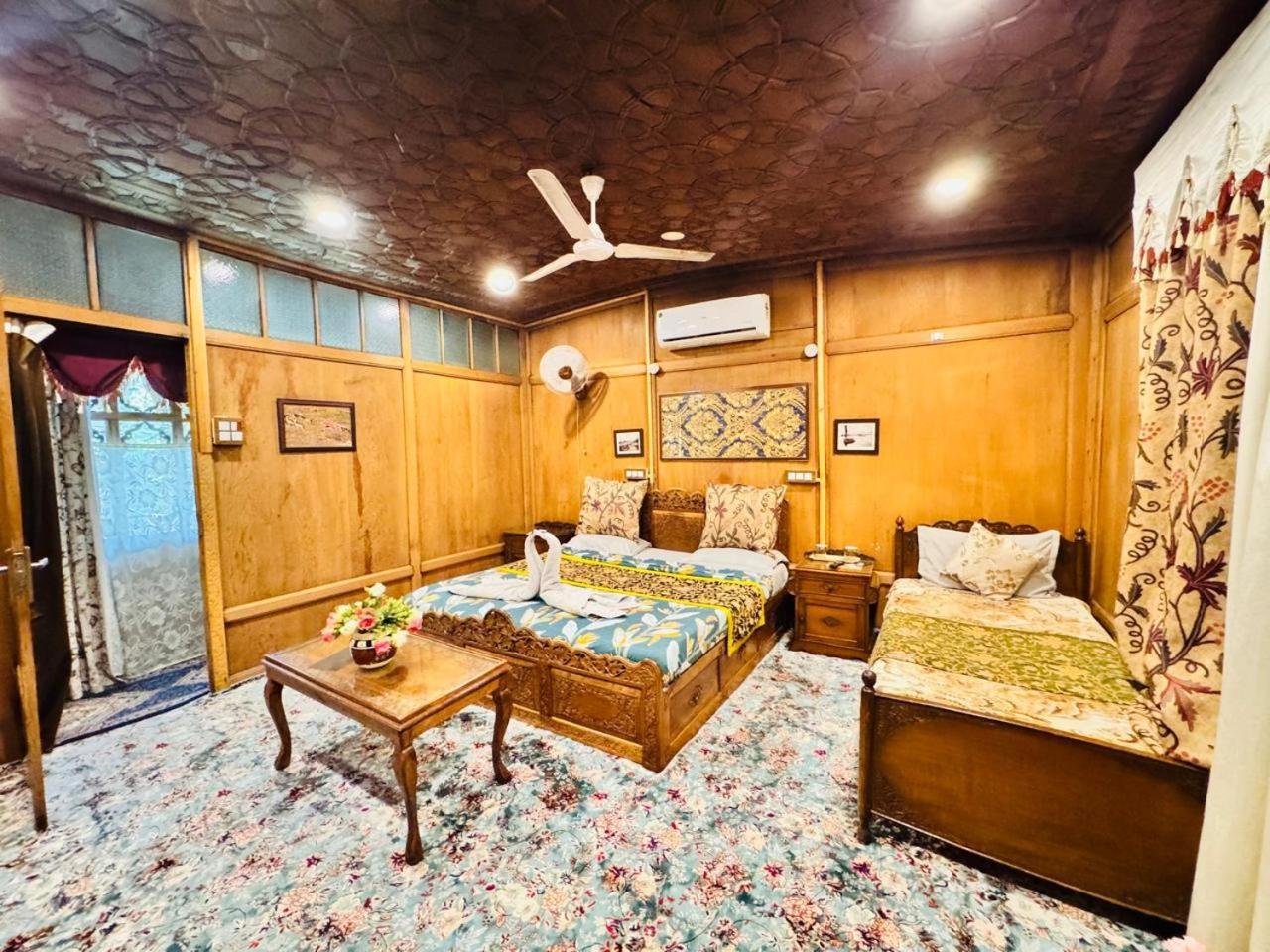 Отель Crown Of India Group Of Houseboats Сринагар Экстерьер фото