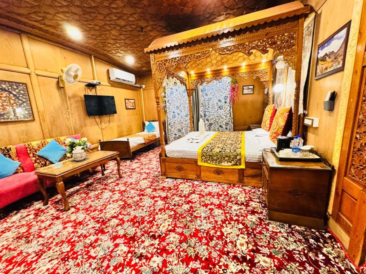 Отель Crown Of India Group Of Houseboats Сринагар Экстерьер фото