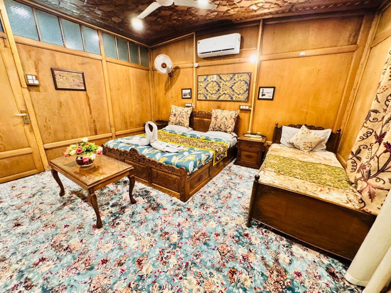 Отель Crown Of India Group Of Houseboats Сринагар Экстерьер фото