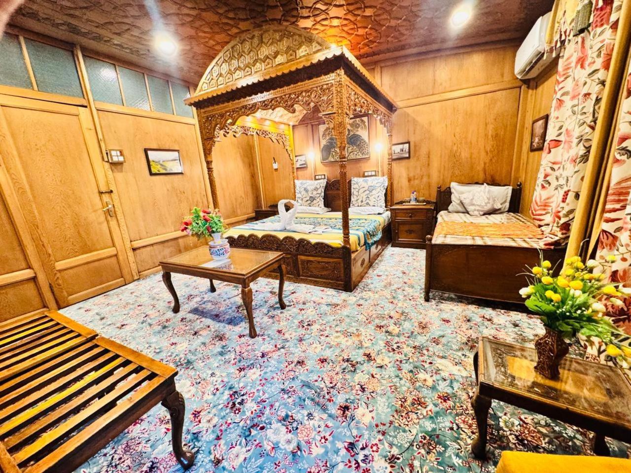 Отель Crown Of India Group Of Houseboats Сринагар Экстерьер фото