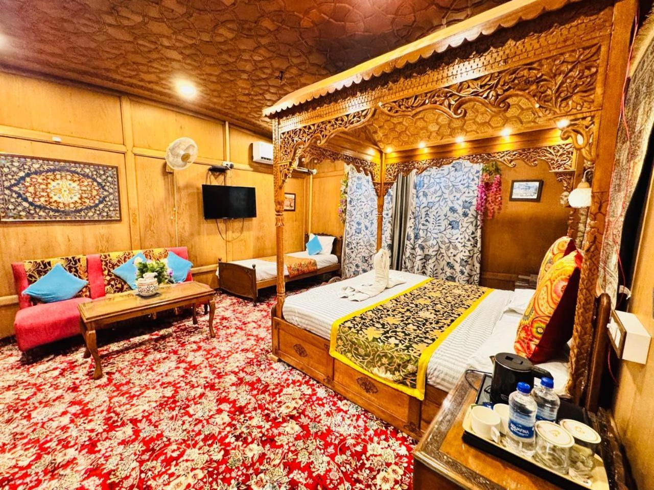 Отель Crown Of India Group Of Houseboats Сринагар Экстерьер фото