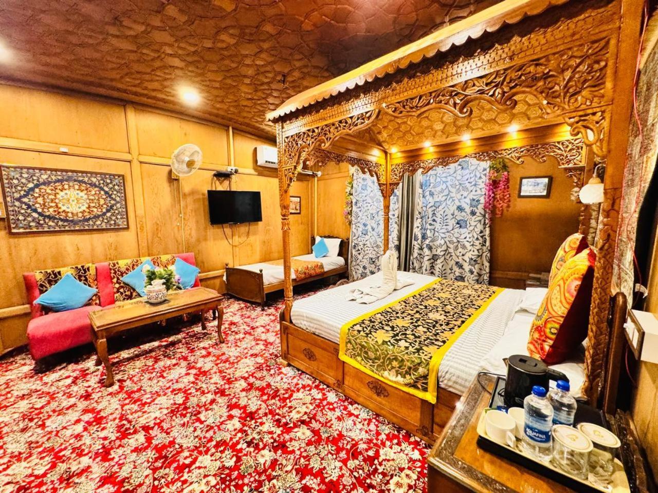 Отель Crown Of India Group Of Houseboats Сринагар Экстерьер фото