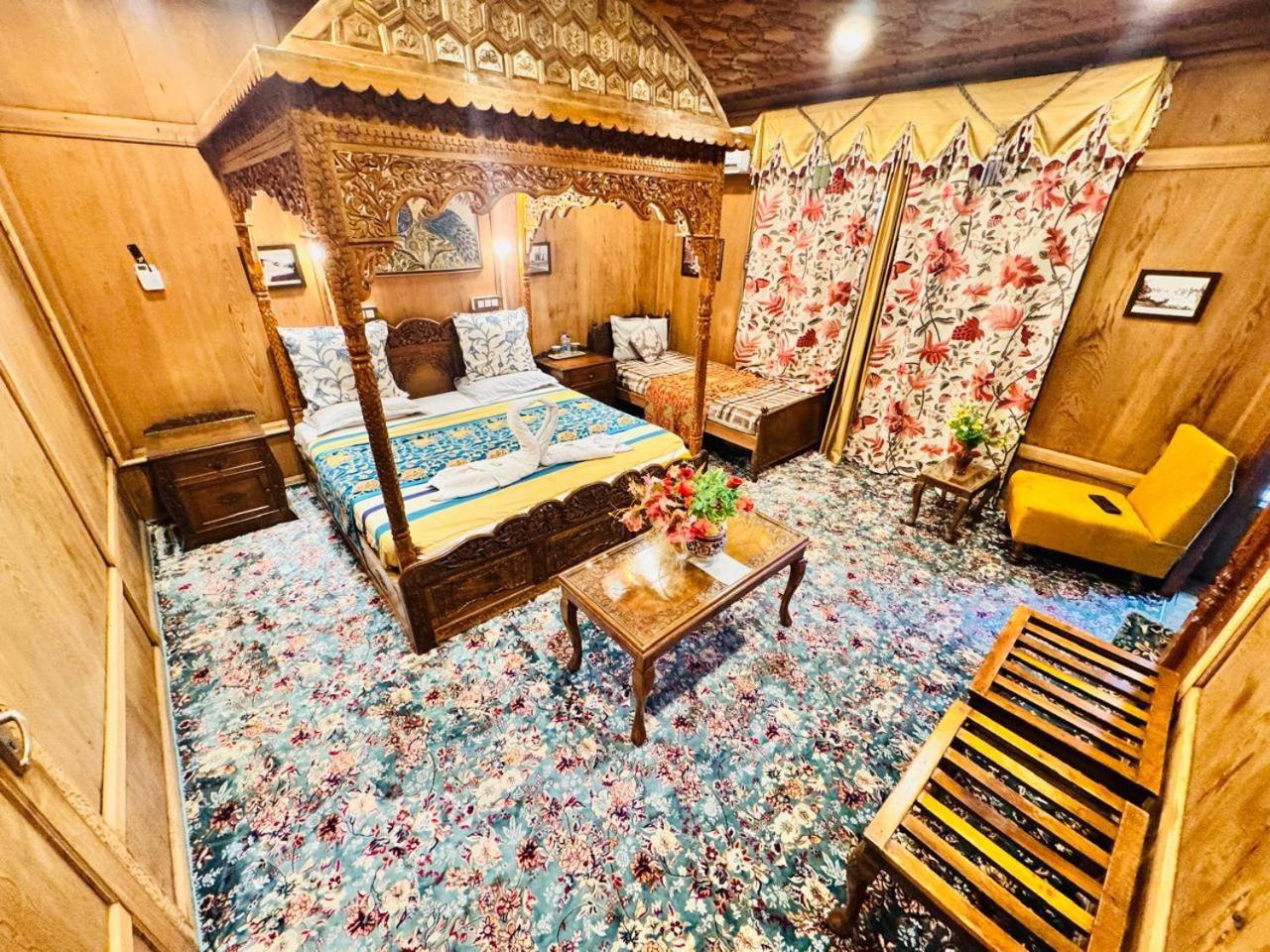 Отель Crown Of India Group Of Houseboats Сринагар Экстерьер фото