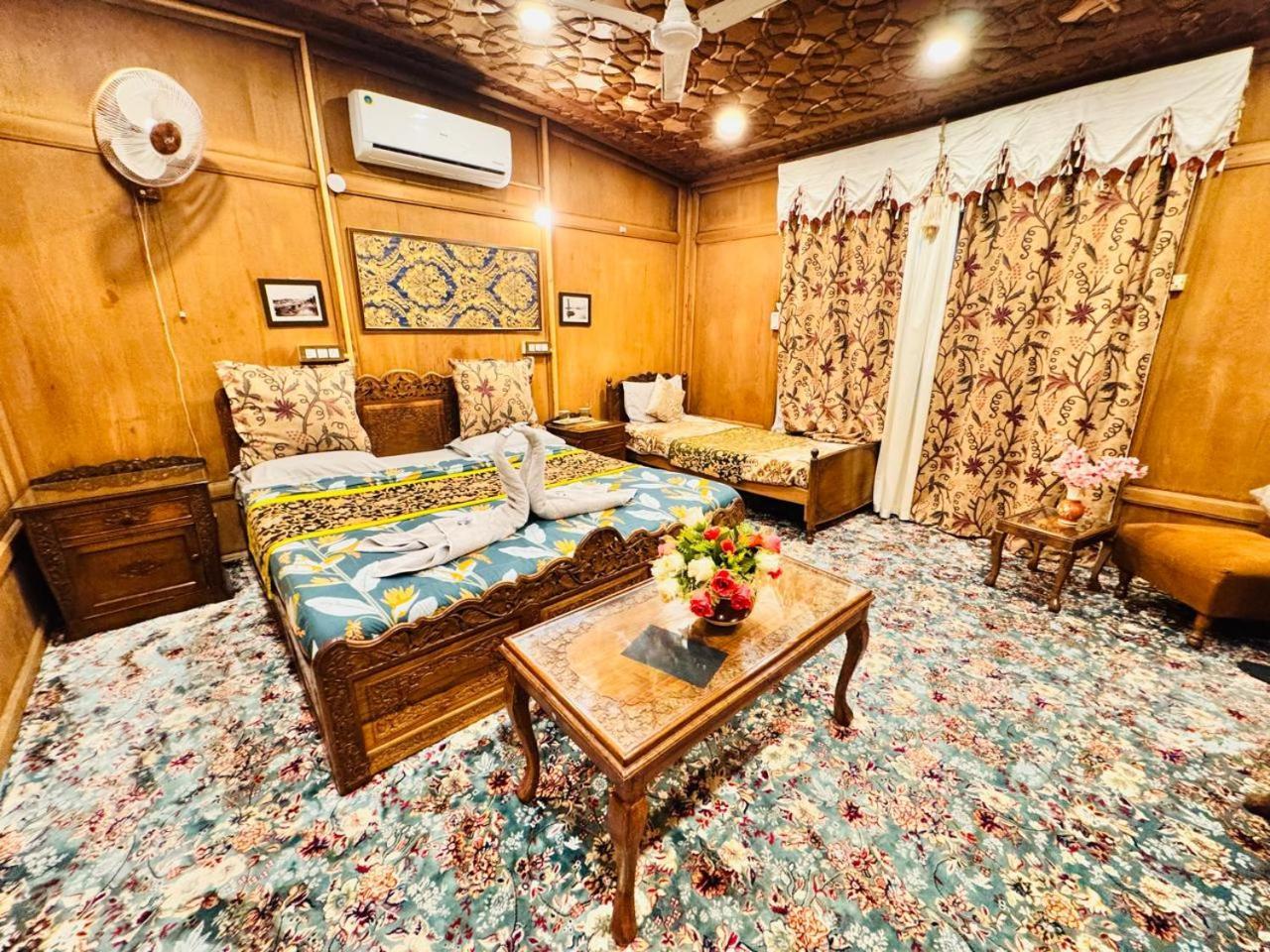 Отель Crown Of India Group Of Houseboats Сринагар Экстерьер фото