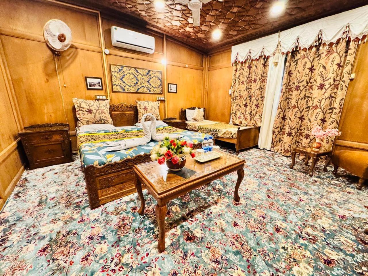 Отель Crown Of India Group Of Houseboats Сринагар Экстерьер фото