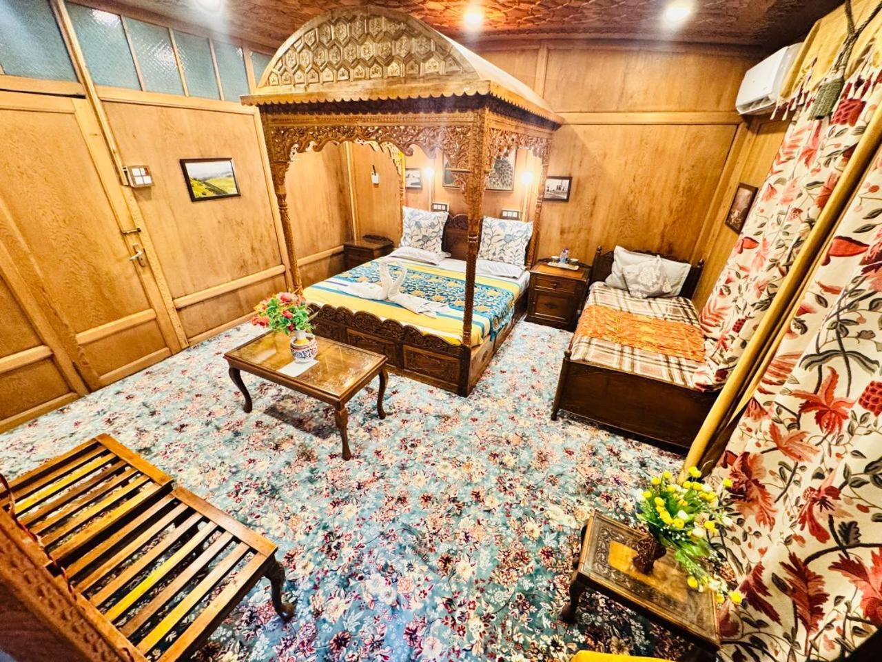 Отель Crown Of India Group Of Houseboats Сринагар Экстерьер фото