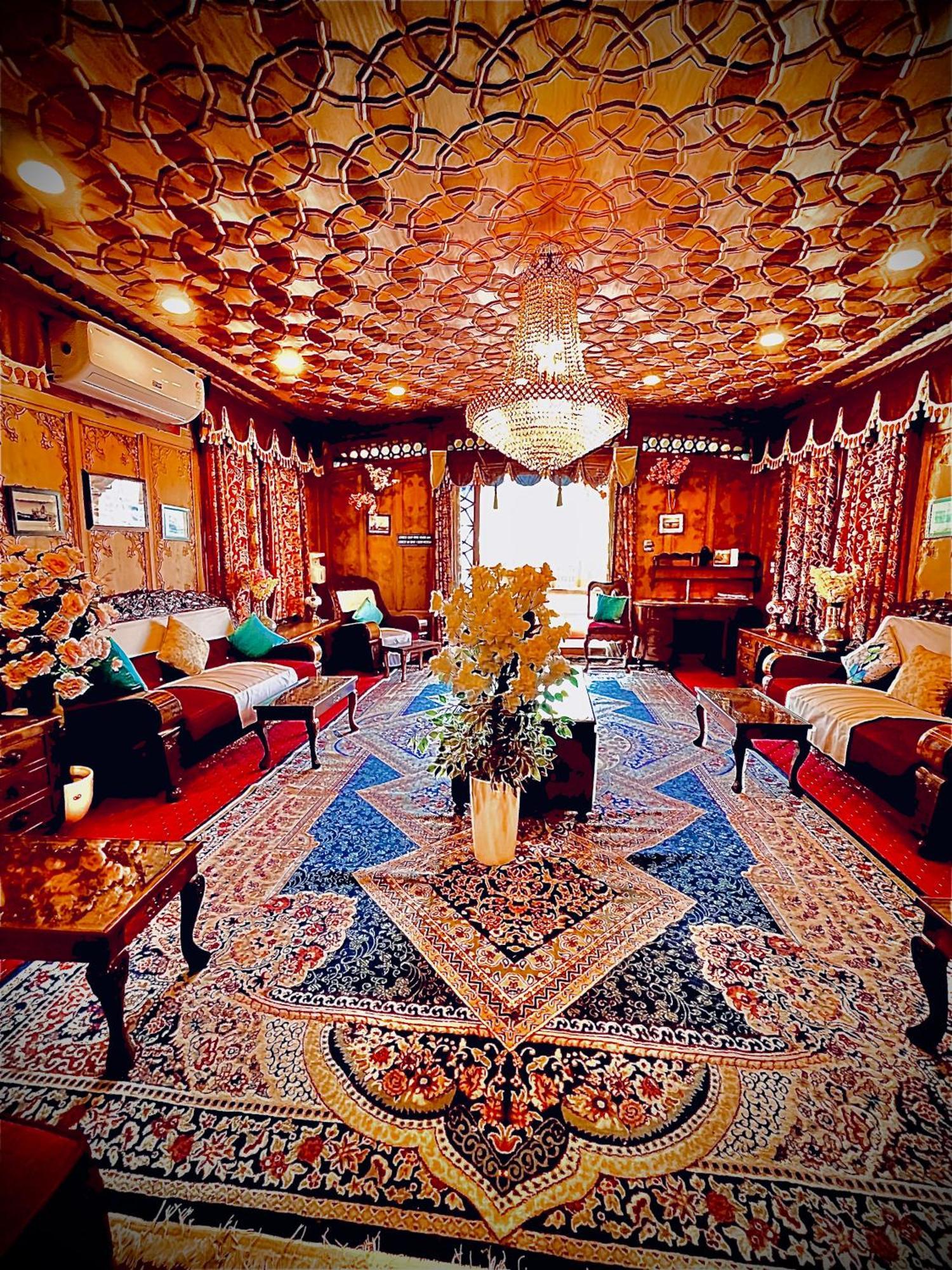 Отель Crown Of India Group Of Houseboats Сринагар Экстерьер фото